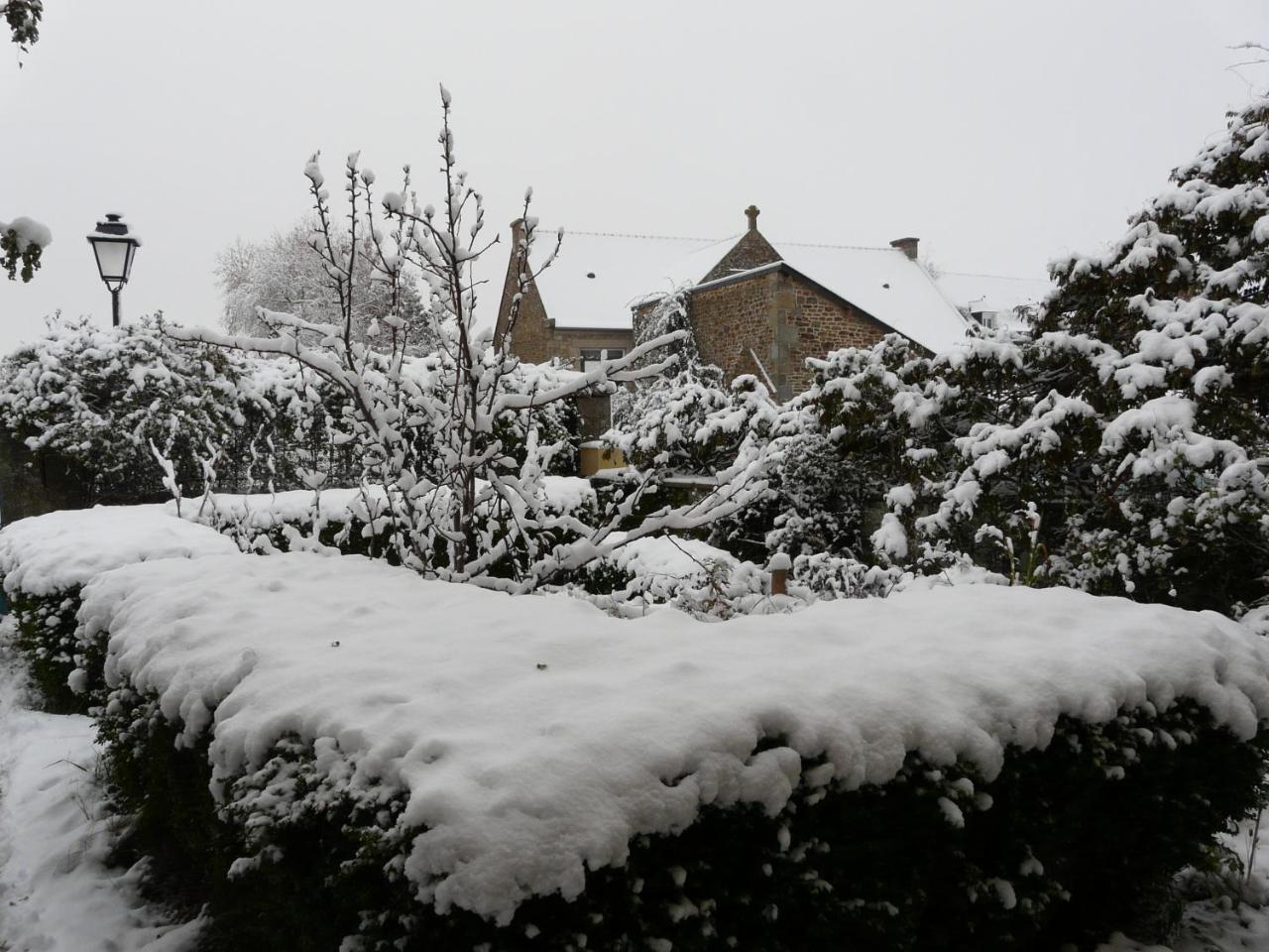 Le Clos Des Anges Dingé Exteriör bild